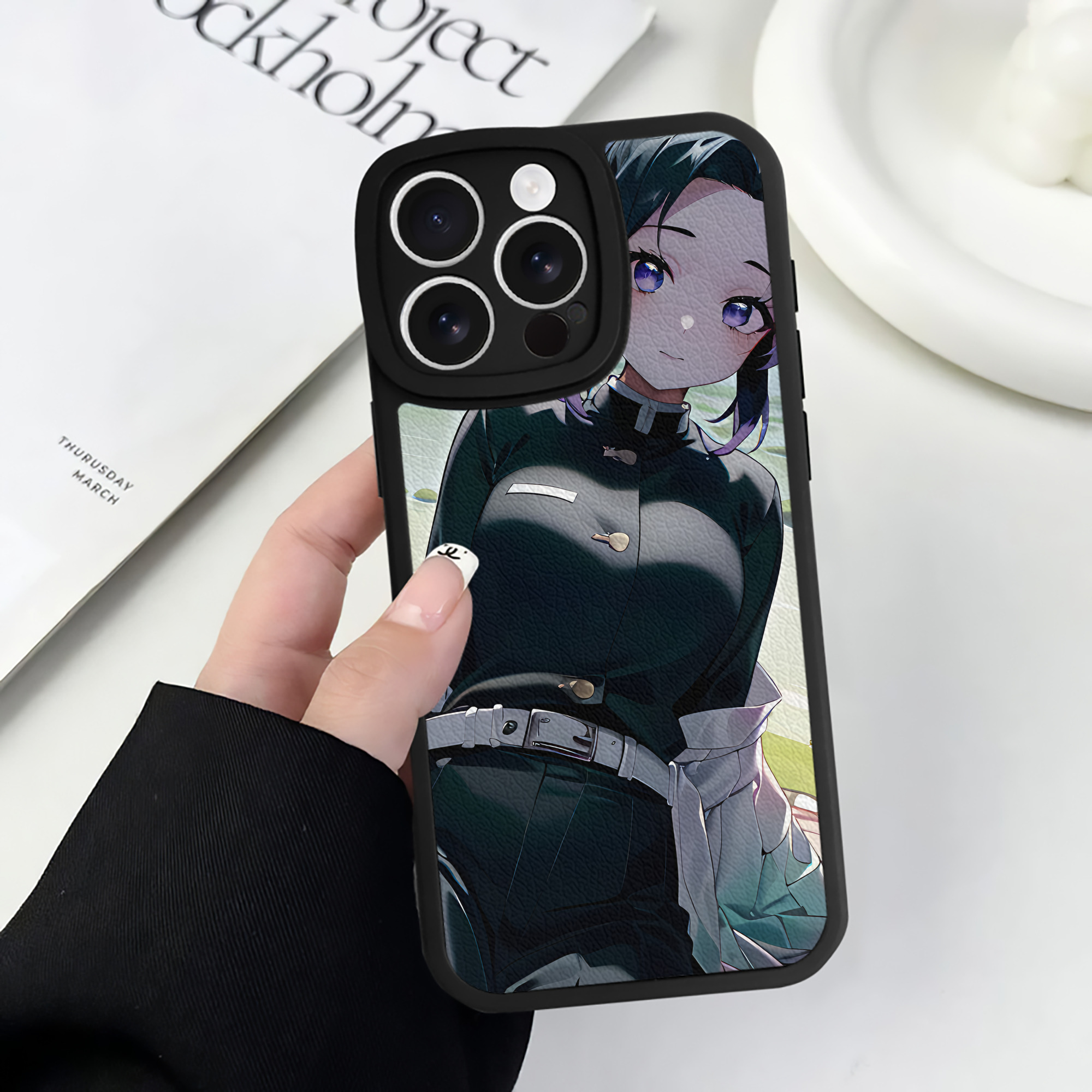 （画像用） 鬼滅の刃（きめつのやいば）蟲柱-胡蝶 しのぶ／こちょう しのぶ Kochou Shinobu 【iPhone 16シリーズ対応】シリコンスマホケース（レザー調） 材質：シリコン
